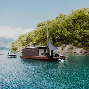 Les Toues Cabanées Du Bateau-hôtel Le Sauze-du-lac
